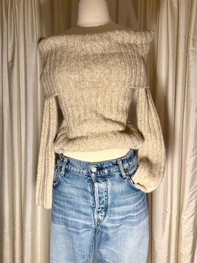 Soft Abercrombie & Fitch Off-Shoulder Ribbed Cream Sweater